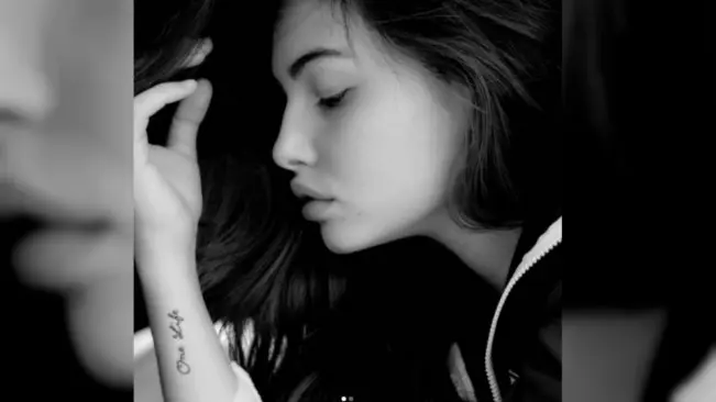 Thylane Blondeau baru saja memiliki tato 'One Life' di pergelangan tangan. (Sumber Instagram/thylaneblondeau)