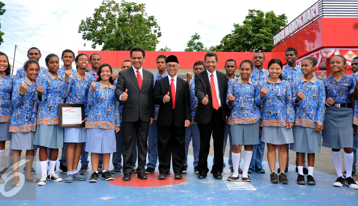 Dirut PT Pertamina, Dwi Soetjipto (tengah) berfoto bersama para siswa usai upacara peringatan kemerdekaan Indonesia ke-71 di Terminal BMM, Manokwari, Papua Barat, Rabu (17/8). Upacara diikuti ratusan karyawan BUMN. (Liputan6.com/Helmi Fithriansyah)