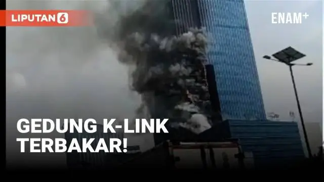 Gedung K-Link di jalan Gatot Soebroto Jakarta terbakar hari Sabtu (15/7). Sejumlah mobil kebakaran dikerahkan untuk memadamkan kobaran api di gedung tinggi tersebut.