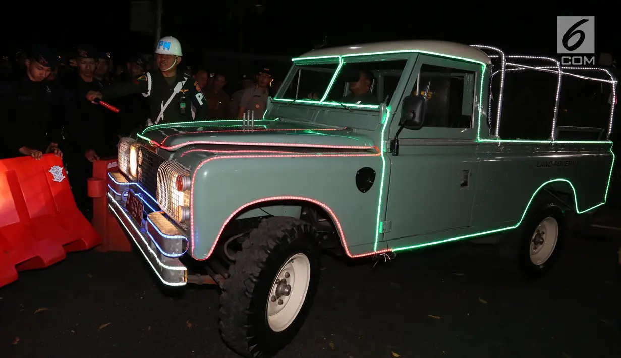 FOTO: Tiba di KPU, Pasangan Jokowi-Ma'ruf Naik Mobil Land Rover Jadul ...