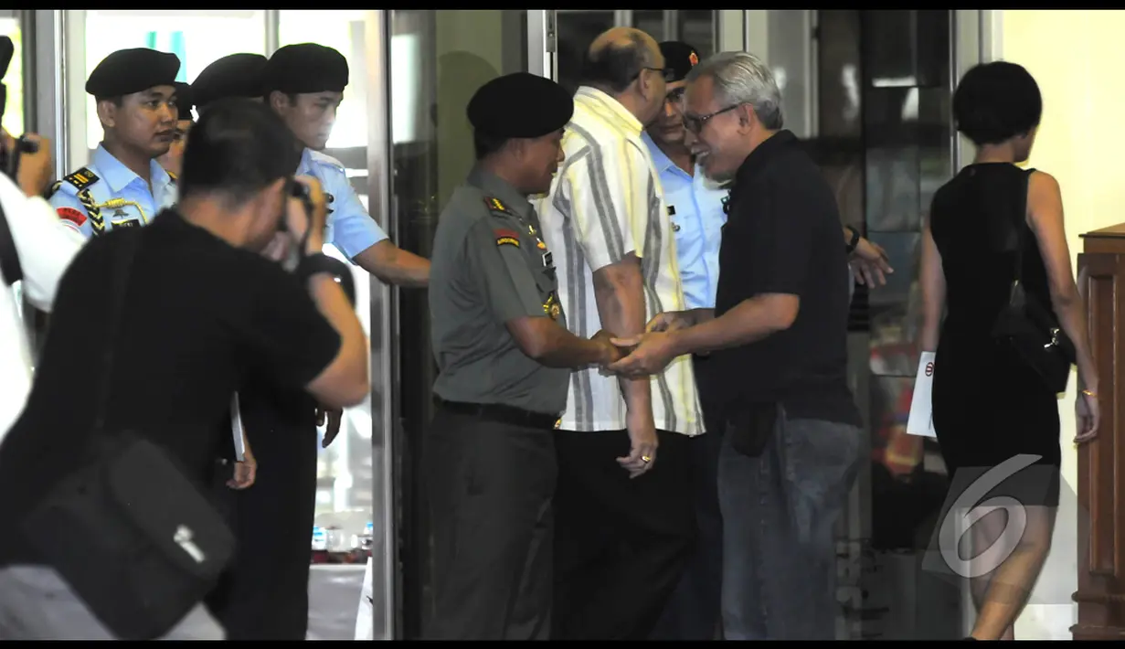 Panglima TNI Jenderal TNI Dr. Moeldoko dan Iwan Fals saat menghadiri Kejuaraan Nasional (Kejurnas) Karate Panglima TNI III di GOR Ahmad Yani Mabes TNI Cilangkap, Jakarta, Kamis (15/1/2015). (Liputan6.com/Herman Zakharia)