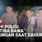 Polisi di Subang, Jawa Barat, berkeliling kampung membantu warga membangunkan sahur dengan menabuh kentungan dan bedug, Jumat dini hari. Kegiatan yang berlangsung di Desa Rancasari, Kecamatan Pamanukan, Kabupaten Subang ini dilakukan bersama warga se...