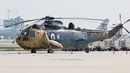 Helikopter CH124 Sea King saat berada di landasan pacu untuk mengikuti Canadian International Air Show, Bandara Pearson di Toronto, Ontario,  Kamis (3/9/2015).  Acara ini adalah sebuah pertunjukan udara tahunan yang ada sejak 1949.  (REUTERS/Louis Nastro)
