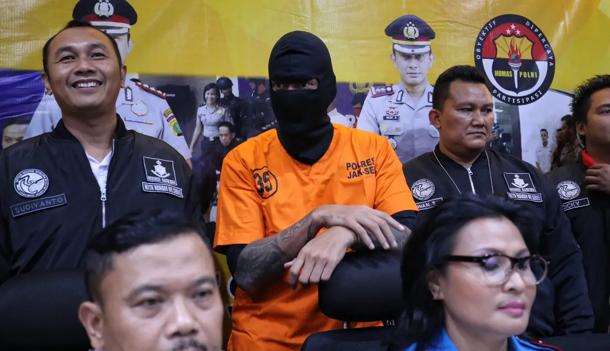 Keberadaan Tora di Polres Jakarta Selatan tentu membuat para wartawan berbondong-bondong ingin mengetahui kabarnya. Tora yang ditemani para petugas pun menyadari kehadiran teman-teman media dan menyapanya. (Adrian Putra/Bintang.com)
