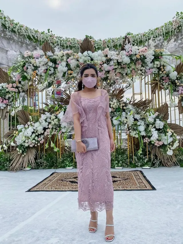 8 Potret Detail Penampilan Venna Melinda saat Dilamar Ferry Irawan, Anggun Bergaun Ungu