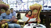 Pengurus baru Yayasan Kas Pembangunan (YKP) Surabaya segera inventarisir data usai terima data-data aset YKP dari pengurus lama. (Foto: Liputan6.com/Dian Kurniawan)