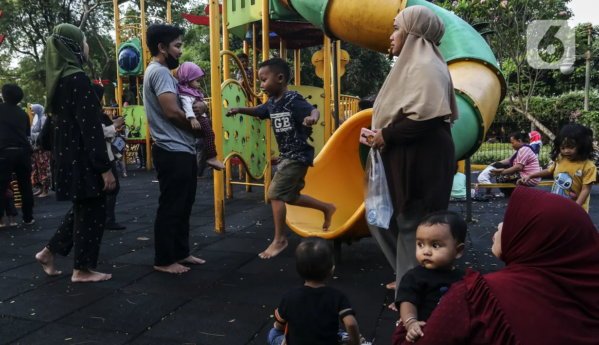 Anak-anak didampingi orangtua bermain di RPTRA Bhineka Jakarta Selatan, Sabtu (30/7/2022). Selain menjadi alternatif mengisi libur bersama keluraga, taman juga menjadi ruang bagi warga untuk berinteraksi sosial sekaligus mengeduksi anak untuk bermain bersama teman-teman dengan wahana yang tersedia. (Liputan6.com/Johan Tallo)