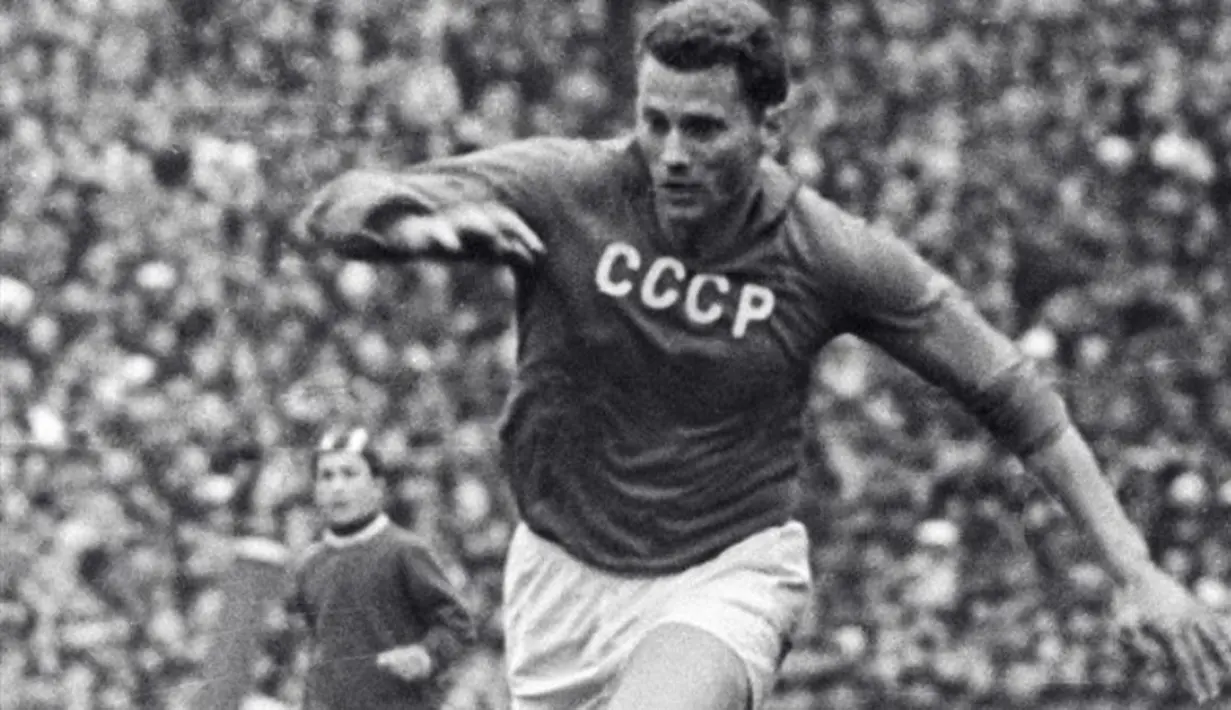 Viktor Ponedelnik adalah pemain Uni Soviet yang meraih sepatu emas saat Piala Eropa 1960 yang diikuti oleh 4 negara. (www.squawka.com) 