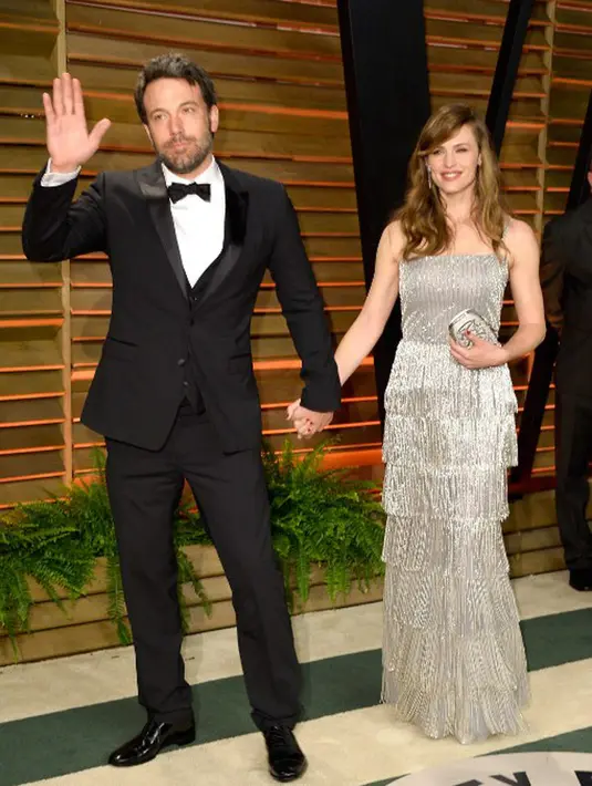 Anak laki-lakinya, Samuel pun turut bersamanya. Pangeran kecil itu juga mengenakan pakaian yang serba hitam.  (AFP/Bintang.com)