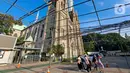 Suasana persiapan Natal di Gereja Katedral Jakarta, Selasa (20/12/2022). Sepekan jelang perayaan Natal gereja Katedral bersiap menghias gereja dengan pernak-pernik  Natal. (Liputan6.com/Johan Tallo)