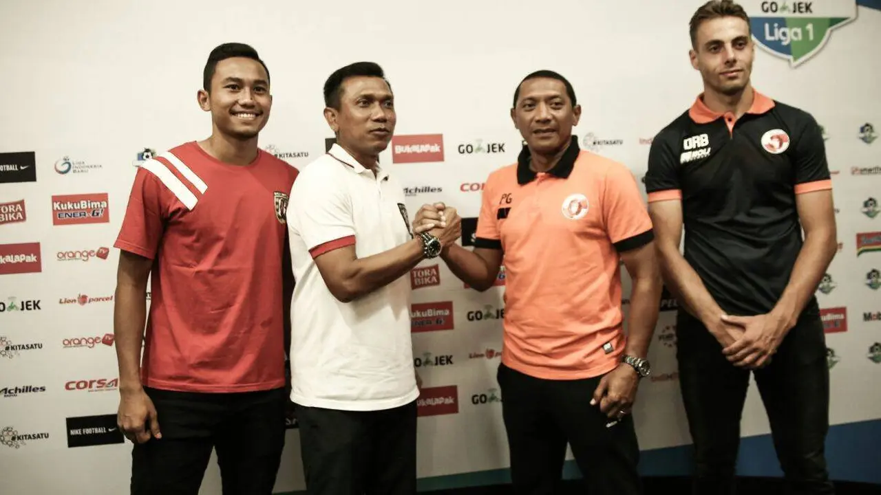 Pelatih Bali United, Widodo Cahyono Putr dan pelatih Perseru Serui, I Putu Gede