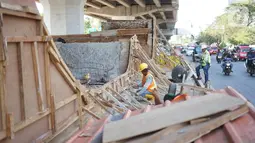 Pekerja menyelesaikan pembangunan Skatepark Pasar Rebo, Jakarta, Sabtu (5/10/2019). Pembangunan Skatepark Pasar Rebo sudah rampung sekitar 60 persen. (Liputan6.com/Immanuel Antonius)