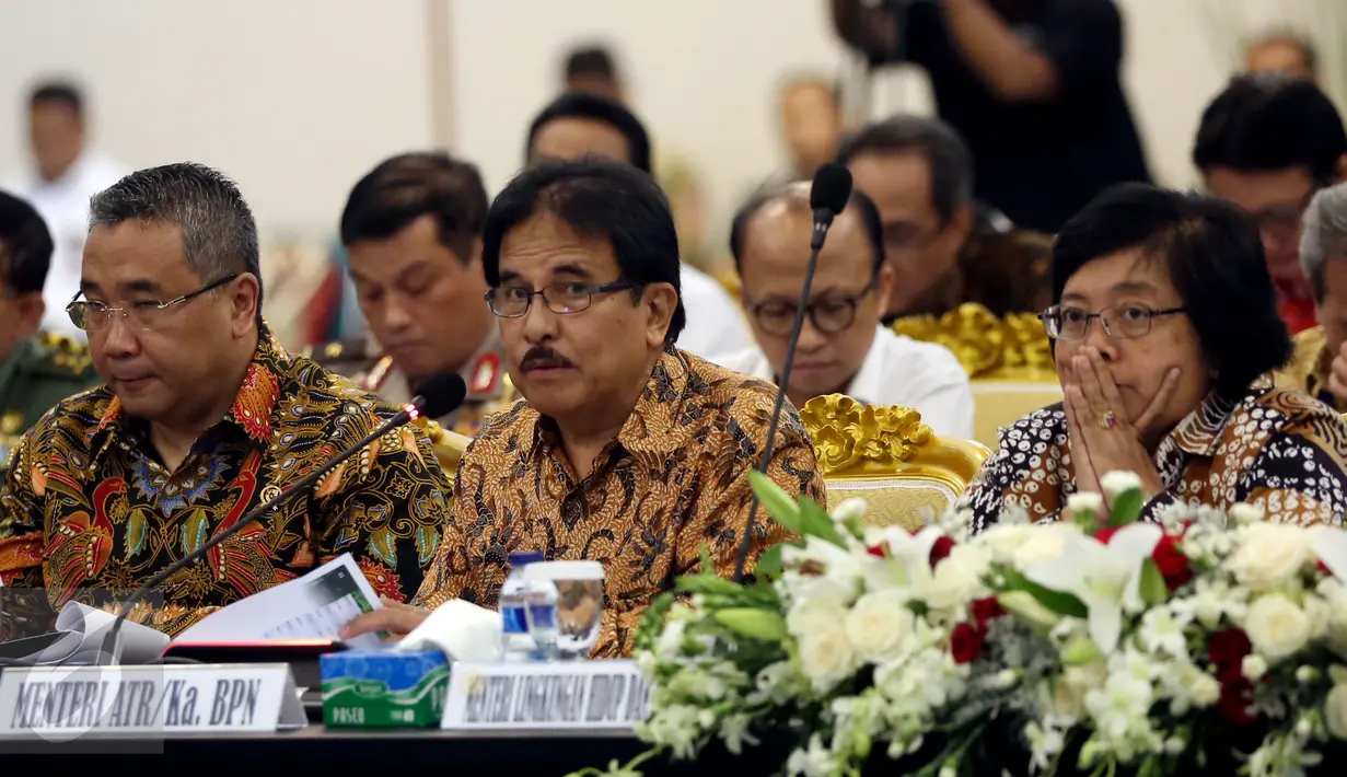 Menteri ATR/BPN, Sofyan Djalil menghadiri rapat konsultasi fraksi DPR dengan pemerintah di Gedung Komisi V, Kompleks Parlemen, Senayan, Jakarta, Rabu (29/3). Rapat konsultasi itu membahas Reforma Agraria dan Redistribusi aset. (Liputan6.com/Johan Tallo)
