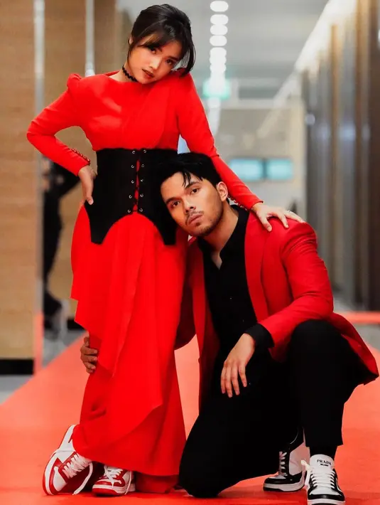 Thariq Halilintar dan Fuji tampil sebagai pasangan swag dan edgy memakai dress dan jas dengan kombinasi warna merah-hitam (Foto: Instagram @thariqhalilintar)