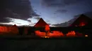 Patung Sphinx dan sejumlah piramida berwarna merah saat pertunjukan cahaya dan suara di Giza, Mesir, Kamis (23/1/2020). Pertunjukan tersebut digelar sebagai bagian dari perayaan Tahun Baru Imlek. (Xinhua/Ahmed Gomaa)