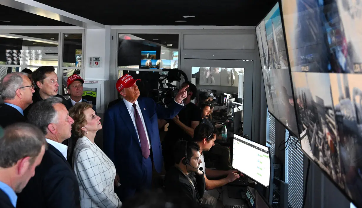 Kehadiran Donald Trump pada peluncuran uji coba keenam roket SpaceX Starship menunjukkan kedekatannya dengan pendiri sekaligus CEO SpaceX, Elon Musk. (Brandon Bell/Getty Images North America/Getty Images via AFP)