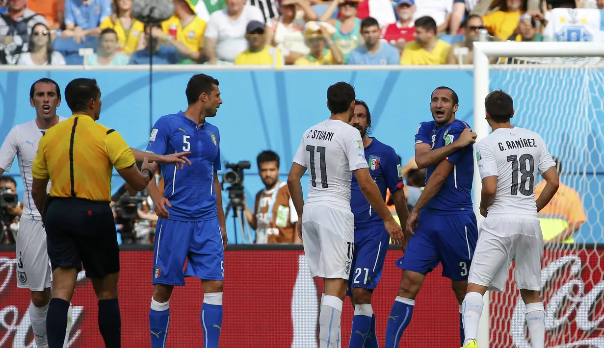 Bek Italia, Giorgio Chiellini saat protes kepada wasit sembari memegangi bahunya, Brasil, Selasa (24/6/14). (REUTERS/Yves Herman)