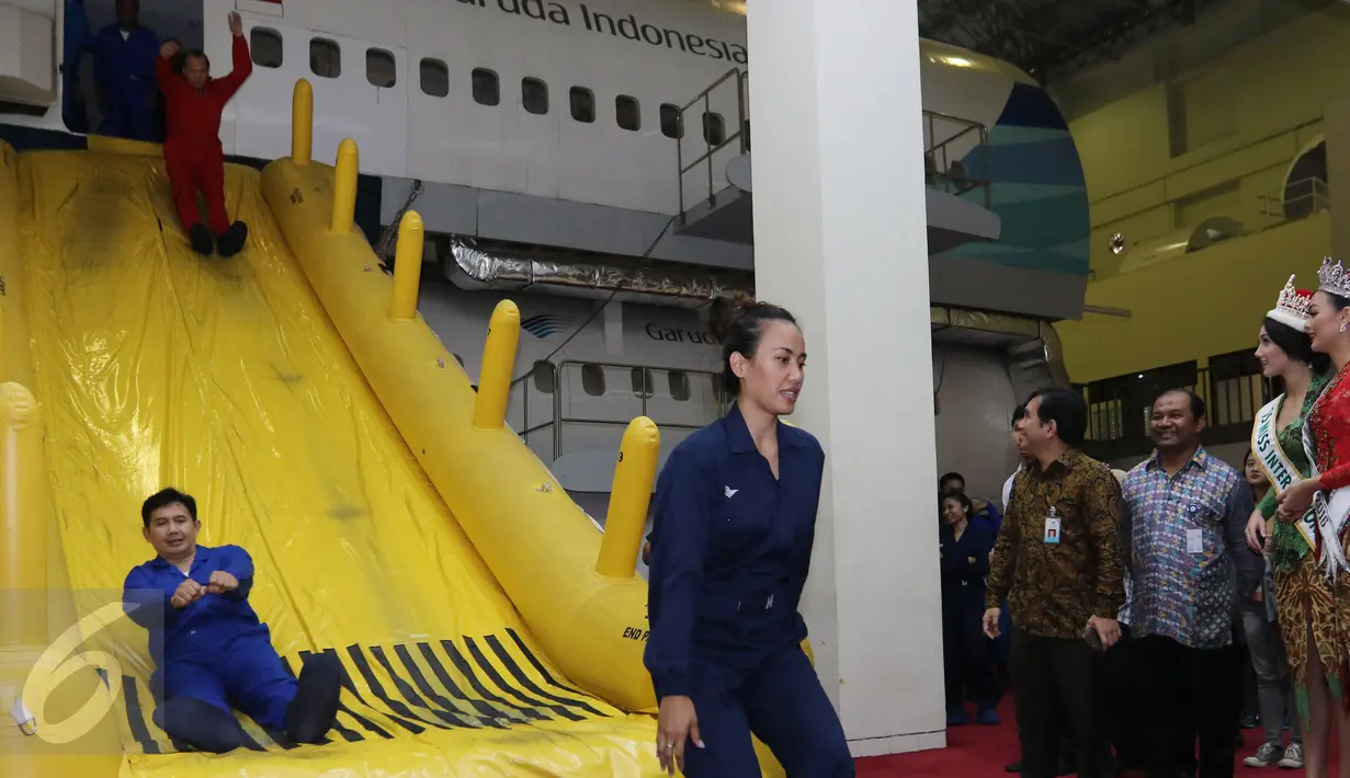 Miss Internasional 2015, Edymar Martinez  beserta Putri Indonesia 2016, Kezia Roslin Cikita Warouw saat melihat tindakan penyelamatan dalam pesawat Garuda, Jakarta, Senin (22/0). (Liputan6.com/Herman Zakharia)