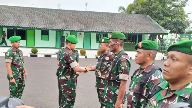 Sebanyak empat anggota Kodim 0611/Garut mendapatkan ucapan selamat dari Dandim 0611/Garut Letkol Inf. Erwin Agung T.W.A dalam acara pelepasan tugas negara ke wilayah Kodam XVII/Cendrawasih dan XVIII/Kasuari.