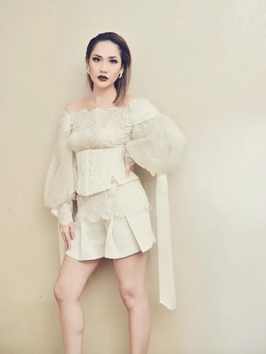 Bunga Citra Lestari tampil memukau dengan busana warna putih. Uniknya ia memilih lipstik dengan warna gelap. (Foto: instagram.com/bclsinclair)
