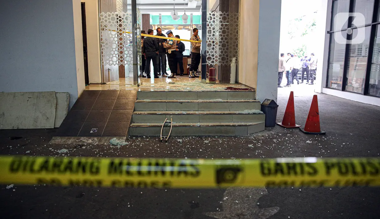 Ada tiga korban penembakan yakni petugas keamanan, staff, dan front officer. “Terluka tangan dan punggung, peluru karet,” Ikhsan menandaskan. (Liputan6.com/Faizal Fanani)