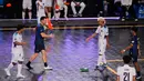 Pemain Fury Squad, Falcao berusaha mengambil sepatunya setelah berebut bola dengan pemain Lynx Hunters, King Polo dalam laga perebutan peringkat ketiga Futsal X Series 2 yang berlangsung di GOR UNJ, Rawamangun, Jakarta, Minggu (18/01/2026). (Bola.com/Bagaskara Lazuardi)