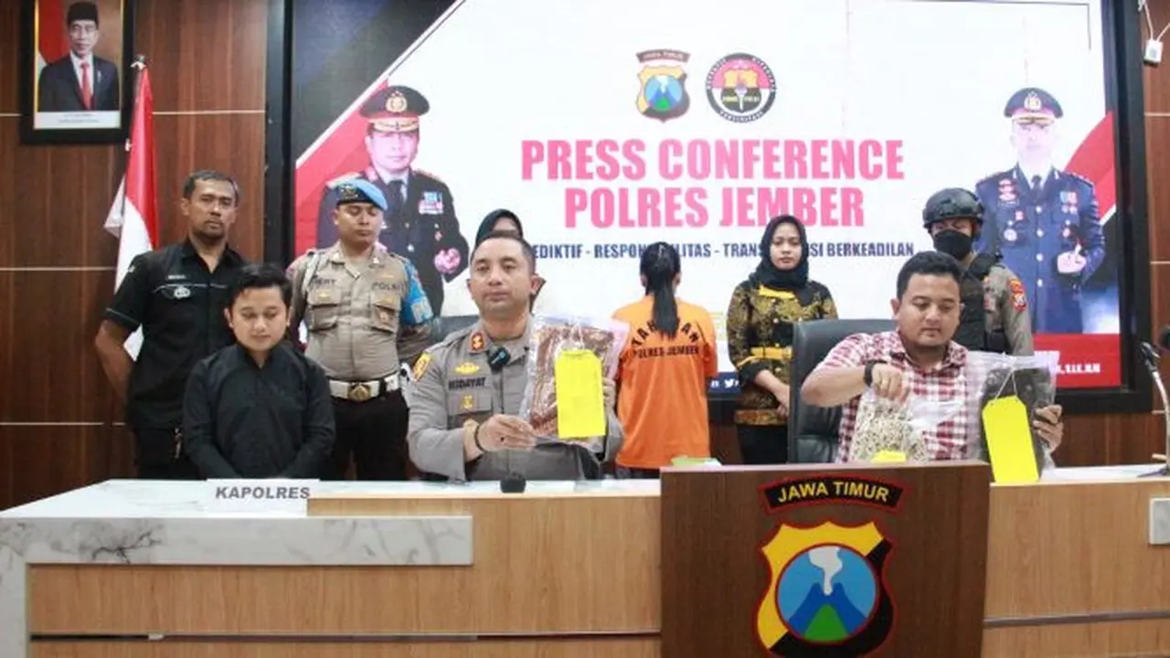 Kapolres Jemnber AKBP Moh Nur Hidayat menunjukkan  barang bukti dalam kasus penemuan jasad bayi di Jember. (Istimewa)