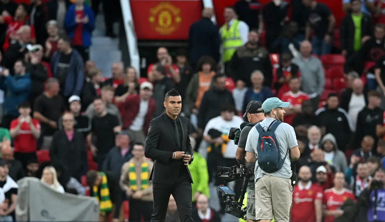Aksi tersebut berbarengan dengan perkenalan Casemiro sebagai pemain baru MU kepada para pendukung yang hadir. Casemiro didatangkan dari Real Madrid dengan mahar 60 juta Euro + 10 juta Euro. Ia akan menerima kontrak sampai tahun 2026. (AFP/Paul Ellis)