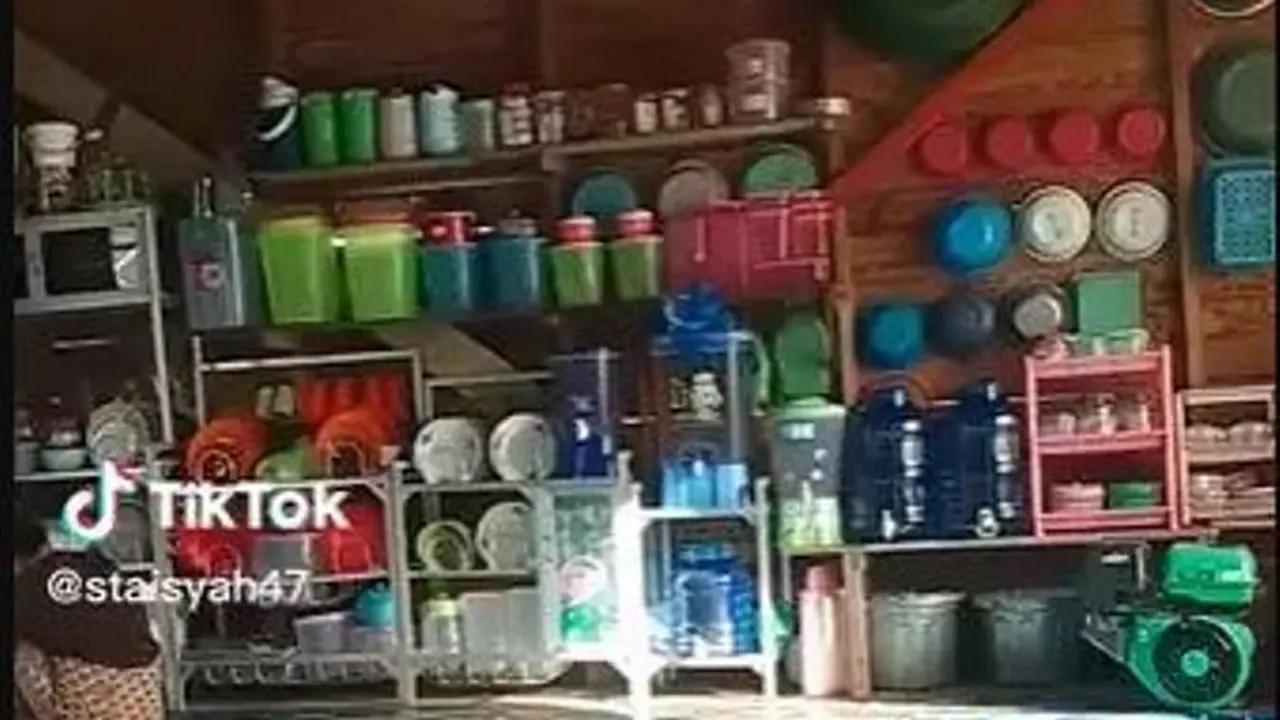 Menengok Rumah Terapung di Atas Sungai, Tertata Rapi Meski Banyak Barang