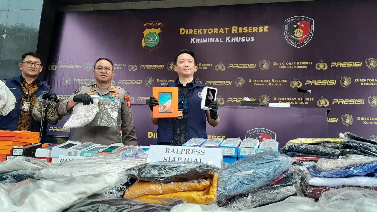 Polda Metro Jaya membongkar penyeludupan barang-barang ilegal seperti pakaian bekas impor hingga handphone