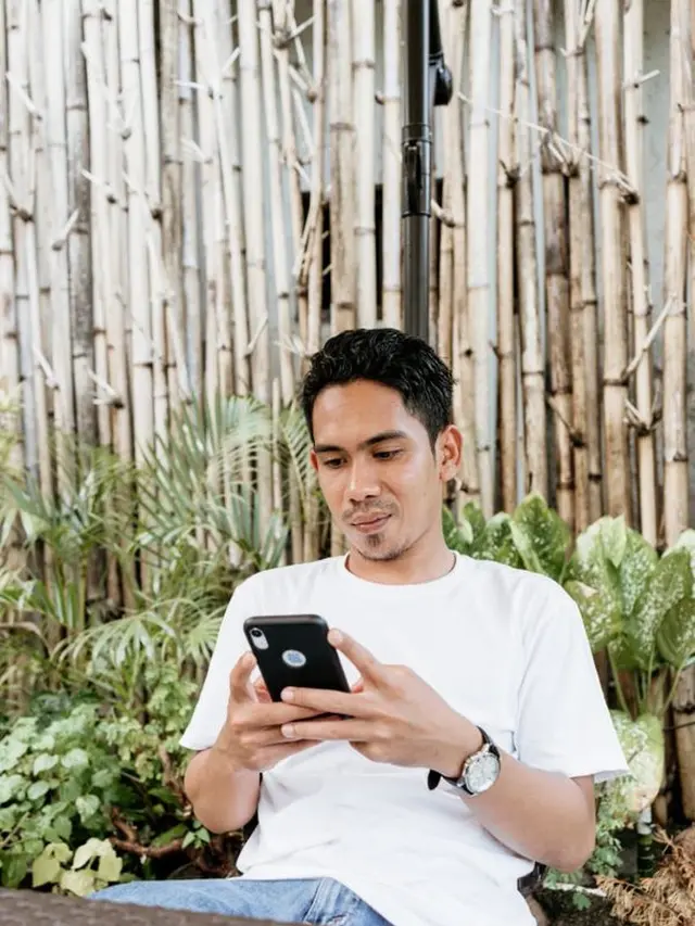 Editan Foto Selebtwit Bergaya Mirip Perempuan Ini Bikin Gelak Tawa