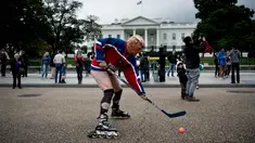 Seorang pria mengenakan topeng Presiden AS Donald Trump dan kostum tim hoki Rusia melakukan demonstrasi di luar Gedung Putih di Pennsylvania Avenue di Washington, DC, (29/10). (AFP Photo/Brendan Smialowski)