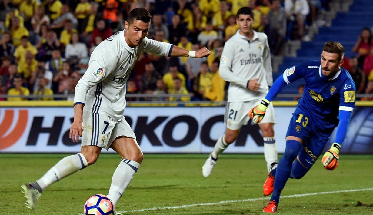 Striker Real Madrid, Cristiano Ronaldo, melakukan tembakan ke arah gawang Las Palmas dalam lanjutan La Liga di Gran Canaria, Las Palmas, Minggu (25/9/2016) dini hari WIB. (AFP/Desiree Martin)