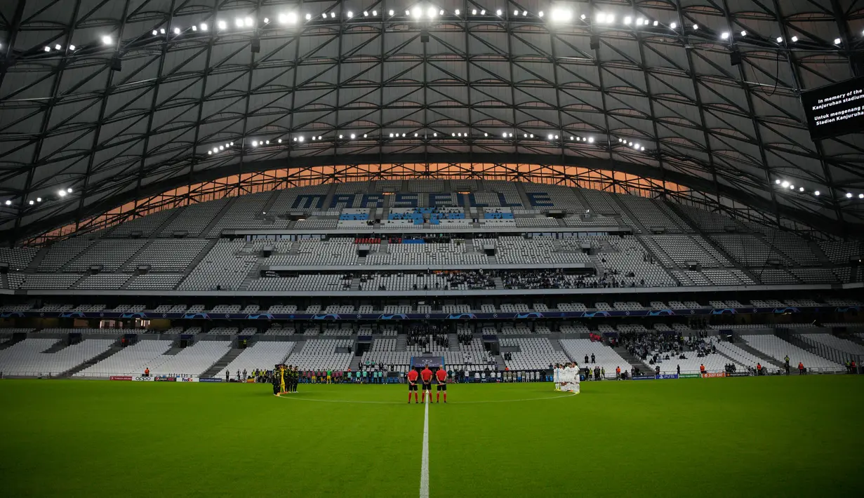 Para pemain mengheningkan cipta selama satu menit untuk mengenang para korban tragedi Kanjuruhan jelang pertandingan sepak bola Grup D Liga Champions antara Marseille dan Sporting di Stadion Velodrome, Marseille, Prancis, 4 Oktober 2022. (AP Photo/Daniel Cole)