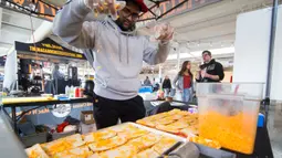 Penjual membuat kreasi masakannya dalam festival aneka makaroni keju bertajuk 2020 Mac and Cheese Festival di Mississauga, Kanada, 16 Februari 2020. Sebagai salah satu festival terbesar di jenisnya di Amerika Utara, ajang tersebut menghadirkan lebih dari 40 kreasi unik. (Xinhua/Zou Zheng)