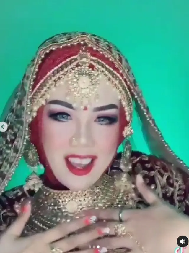 6 Potret Elly Sugigi saat Bergaya ala India, Bikin Pangling