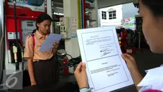 Pelajar menghapalkan teks proklamasi di SPBU Cikini, Jakarta, Kamis (17/8). Pertamina berikan Pertalite gratis untuk memeriahkan HUT RI ke-71 dengan membacakan teks proklamasi dan Pembukaan UUD 45. (Liputan6.com/Angga Yuniar)