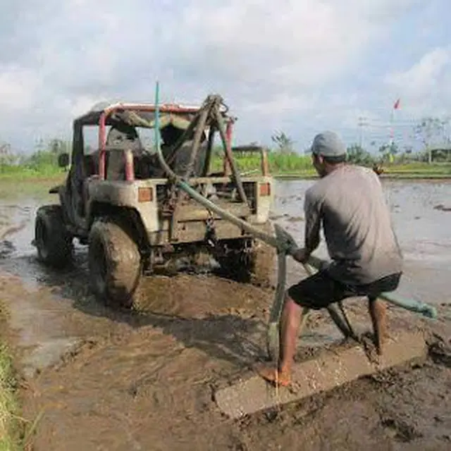 6 Potret Bajak Sawah Pakai Mobil Mewah Ini Nyeleneh, Pengganti Kerbau