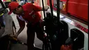 PT Pertamina membenarkan fenomena antrean panjang yang ada di Stasiun Pengisian Bahan Bakar Umum (SPBU) belakangan ini, Jakarta, Rabu (27/8/2014) (Liputan6.com/Johan Tallo)