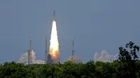 Misi Chandrayaan-3 dilakukan di tengah persaingan antarnegara untuk pergi ke Bulan. Amerika Serikat dan China menargetkan mengirim astronaut ke Bulan dalam beberapa tahun ke depan. (AP Photo/Aijaz Rahi)