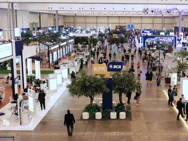 Suasana BCA Expoversary 2022 yang diadakan secara offline di ICE BSD, Tangerang, Minggu (13/3/2022). BCA Expoversary 2022 secara offline berhasil mencatatkan transaksi Rp1,9 triliun hingga hari Sabtu (12/3) siang yang dihadiri oleh 18.000 pengunjung dan 2.950 aplikasi kredit. (Liputan6.com/HO/BCA)