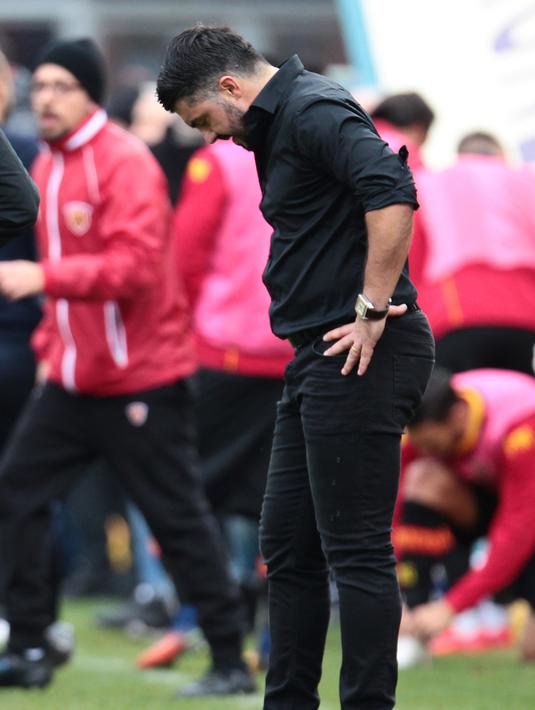 Pelatih AC Milan, Gennaro Gattuso tertunduk usai pertandingan melawan Benevento pada lanjutan Liga Serie A Italia di Italia (3/12). AC Milan bermain imbang 2-2 dari tim juru kunci tersebut. (AFP Photo/Carlo Hermann)