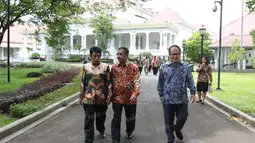 Manajer Persib Bandung, Umuh Muchtar, saat hadir bersama perwakilan klub-klub sepak bola Indonesia bertemu Presiden RI, Joko Widodo di Istana Merdeka, Jumat (15/4/2016). (Bola.com/Nicklas Hanoatubun)