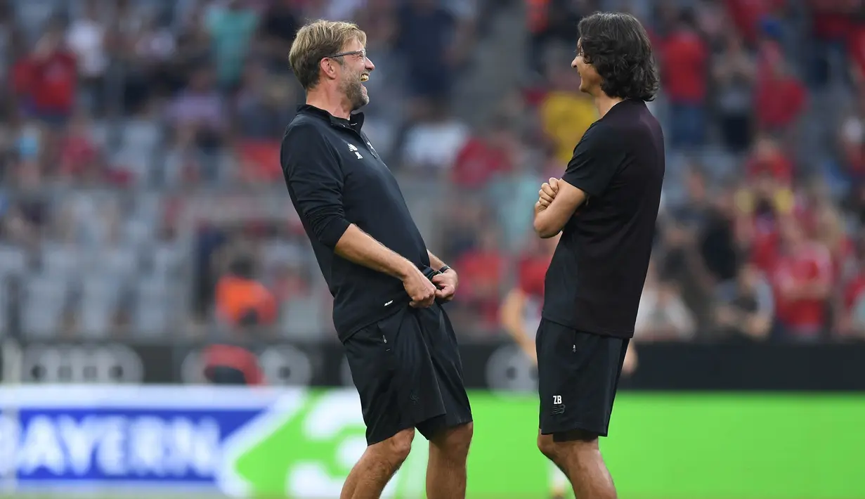 Manajer Liverpool, Juergen Klopp, bersama asisstennya merayakan kemenangan atas Bayern Munchen pada laga Audi Cup di Stadion Allianz Arena, Munchen, Selasa (1/8/2017). Munchen kalah 0-3 dari Liverpool. (AFP/Christof Stache)