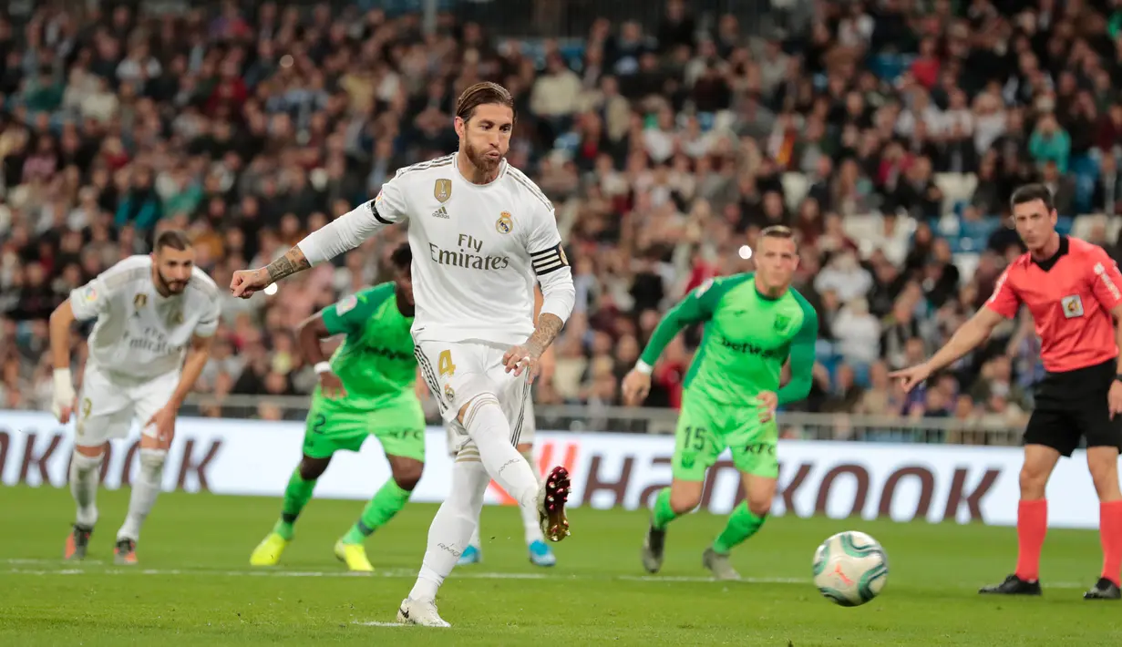 Kapten Real Madrid, Sergio Ramos melakukan tendangan penalti untuk mencetak gol ke gawang Leganes pada pekan ke-11 La Liga 2019-2020 di Santiago Bernabeu,, Rabu (30/10/2019). Real Madrid tanpa ampun menghajar tamunya Leganes, 5-0. (AP/Bernat Armangue)