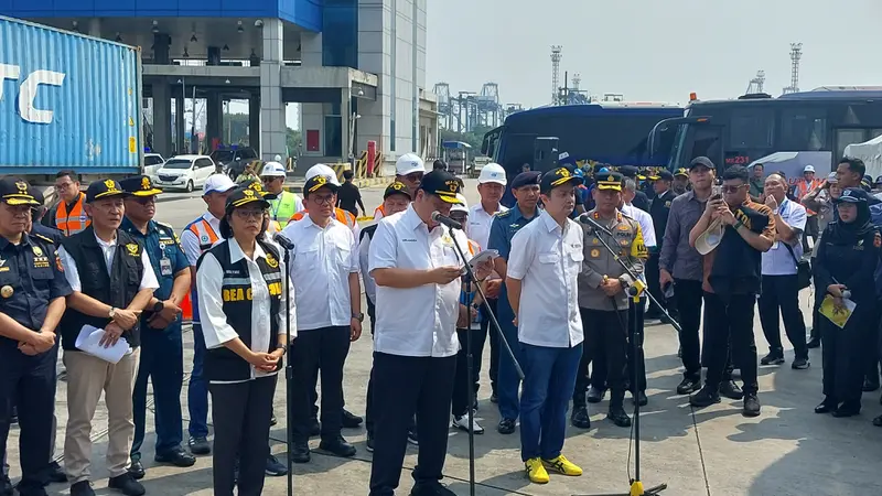 Menteri Koordinator Bidang Perekonomian Airlangga Hartarto melepas langsung puluhan ribu kontainer tertahan di pelabuhan. Menteri Keuangan Sri Mulyani Indrawati dan Wakil Menteri Perdagangan Jerry Sambuaga ikut terlibat.