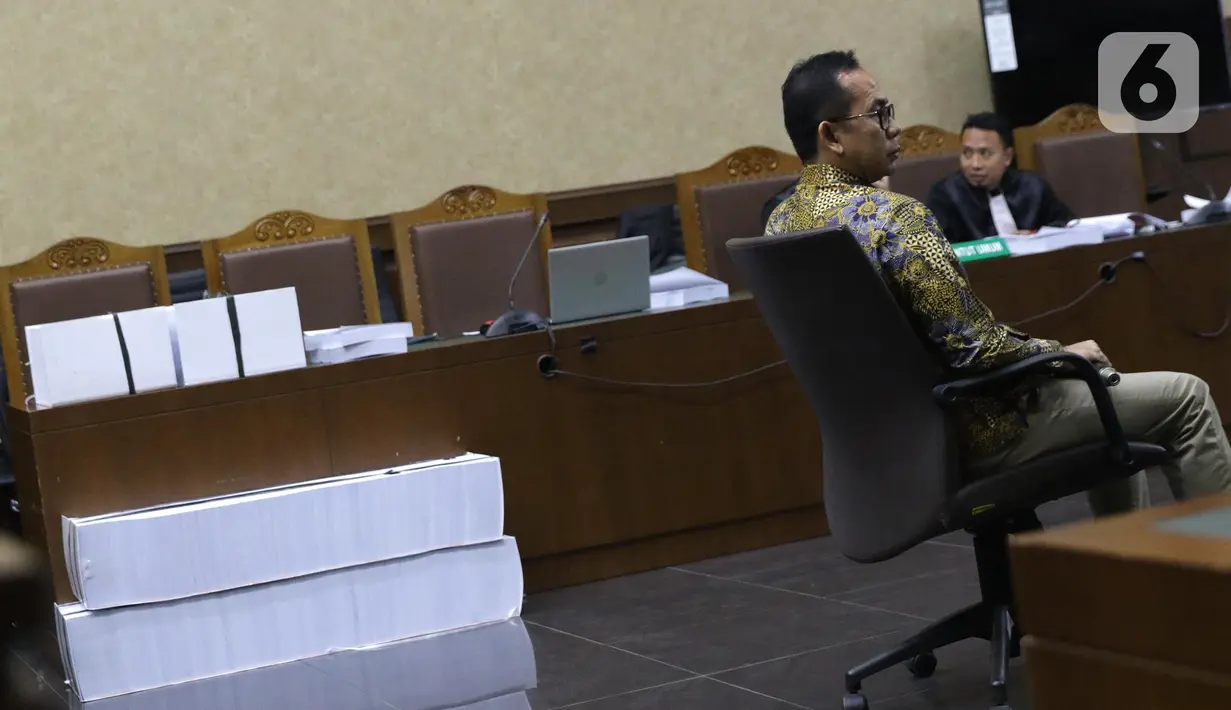 Terdakwa kasus dugaan korupsi terkait pengadaan alat kesehatan di Pemprov Banten dan Pemkot Tangerang Selatan serta Tindak Pidana Pencucian Uang, Tubagus Chaeri Wardana saat menjalani sidang pembacaan dakwaan di Pengadilan Tipikor, Jakarta, Kamis (31/10/2019). (Liputan6.com/Helmi Fithriansyah)