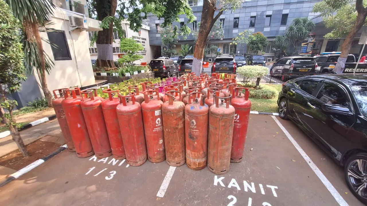 Polisi menyita ratusan tabung gas elpiji yang berisi hasil oplosan