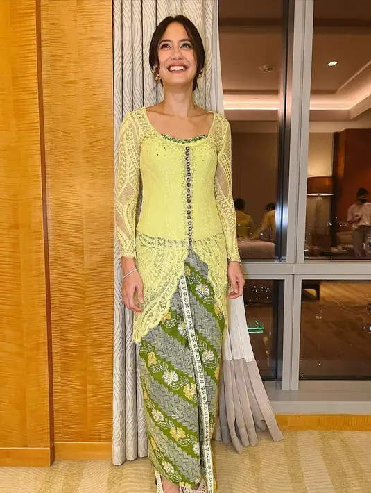 Di potret ini, Pevita Pearce tampak begitu anggun dan cantik. Di kolom komentar ramai sekali netizen yang memberikan pujian untuk adik dari Keenan Pearce itu. Kata netizen, senyumnya begitu manis. (Instagram/pevpearce)