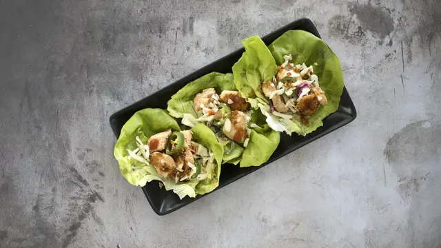 Selada gulung isi ayam